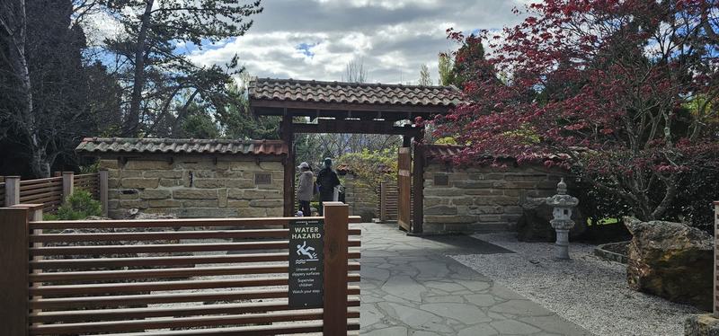 The city that faces south — The gate of the Japanese Garden, a red maple beside it